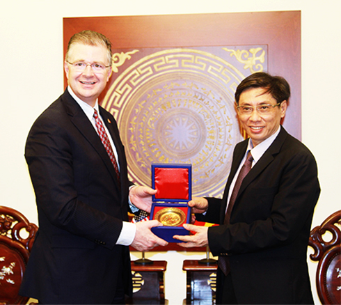 U.S. Ambassador visits Khanh Hoa