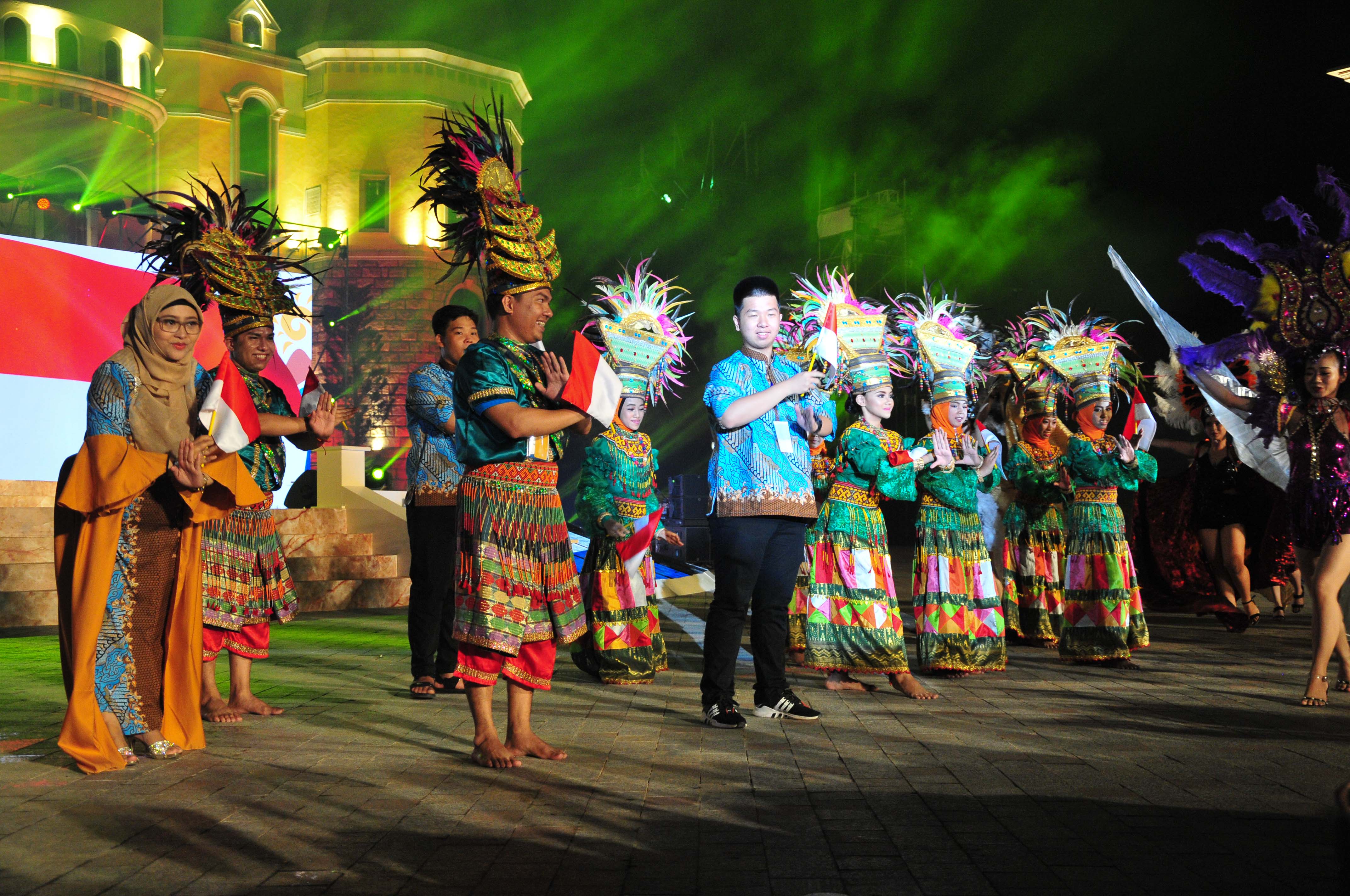 Children from Indonesia wearing their national costume