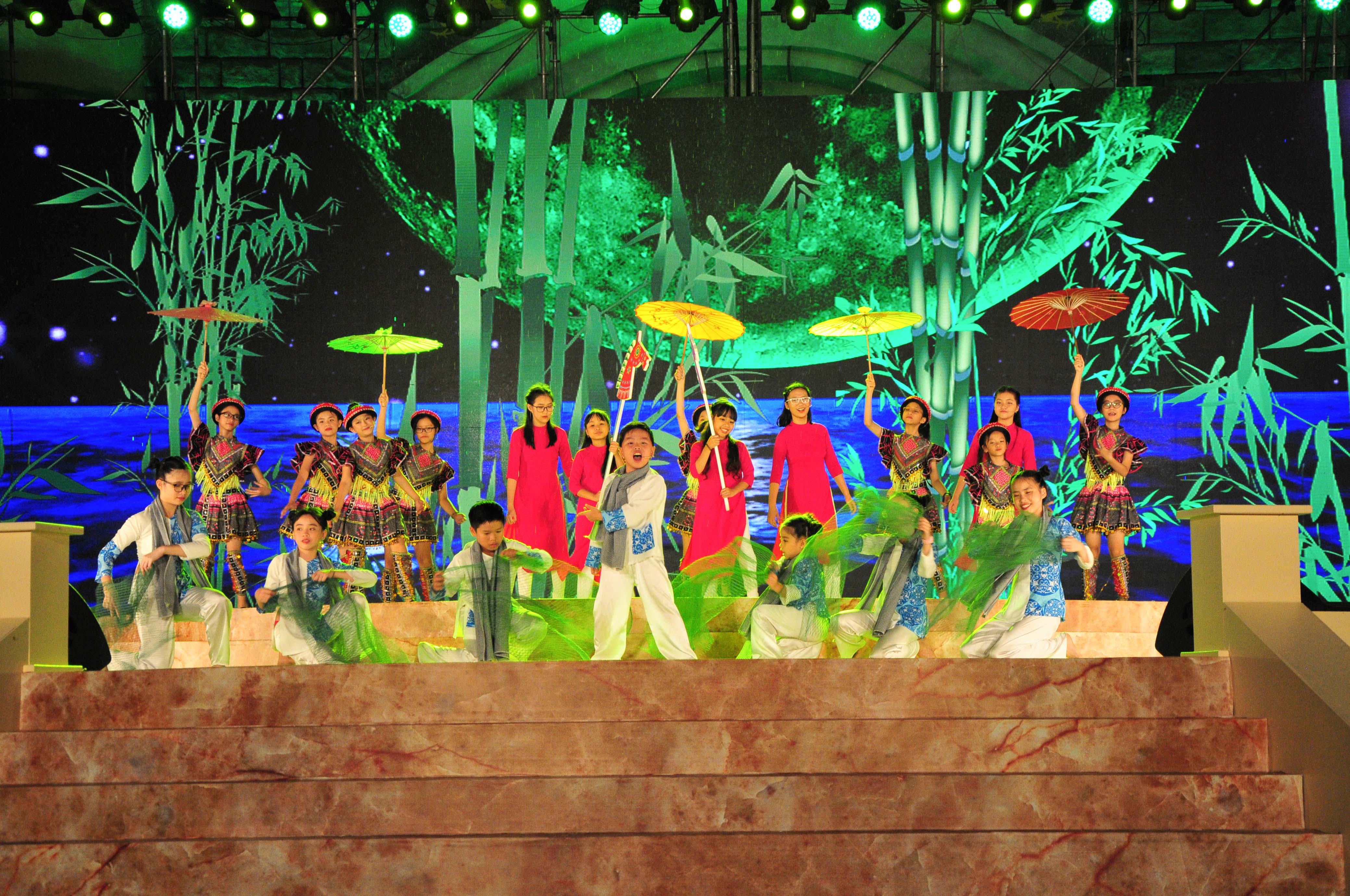 Representatives of Vietnamese children perform items featuring cultures of three regions in Vietnam