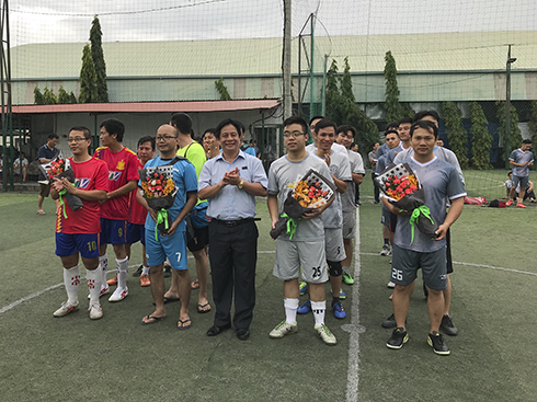 Ho Van Mung, Head of Khanh Hoa Provincial Department of Propaganda & Training, offering flowers to teams