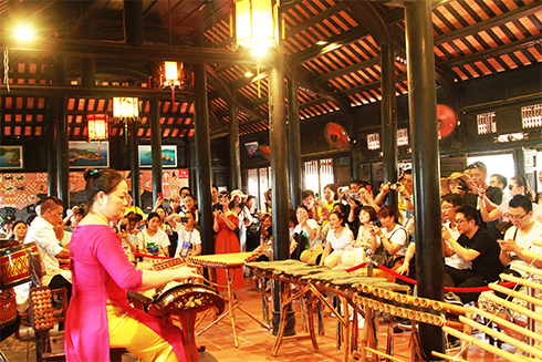 Introducing traditional musical instruments to tourists