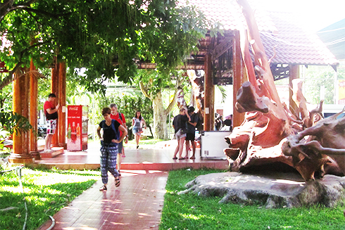 Foreign tourists drop a restaurant for a rest on Khanh Le mountain pass