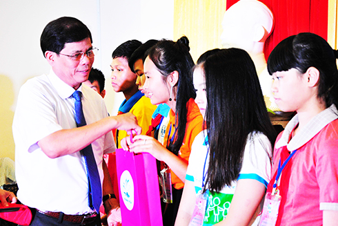 Nguyen Tan Tuan giving gifts of Khanh Hoa Provincial People’s Committee to children