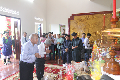 Leaders of Khanh Hoa burn incense at Salanganes Nest temple.