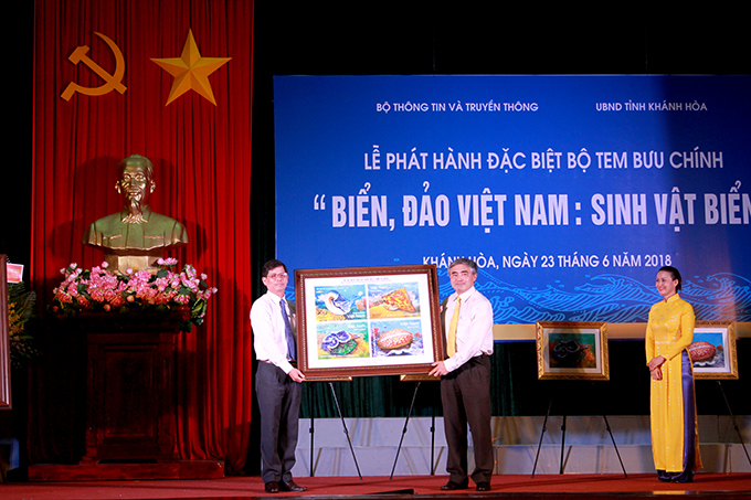 Leader of Ministry of Information and Communications giving paintings of the stamps to Khanh Hoa Provincial Party Committee….