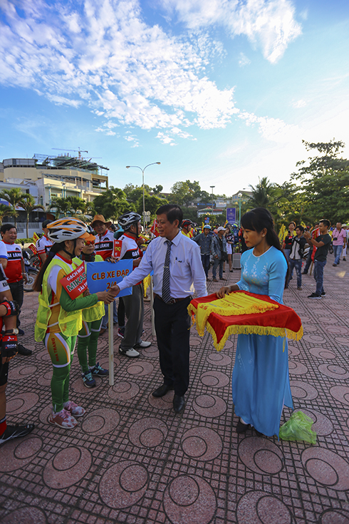 Organization committee member offering commemorative flags to participants