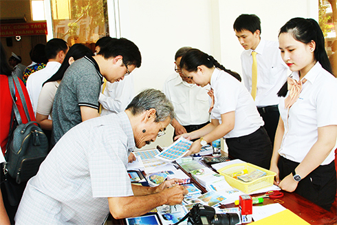 Stamp collectors buying new stamps