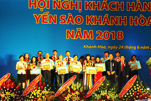 Khanh Hoa Salangane Nests Company grants certificate of merit and award to diamond distributors.