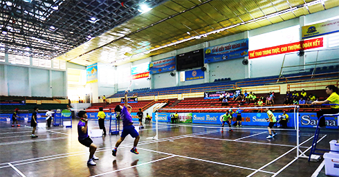 160 players join Khanh Hoa's badminton tournament for age groups
