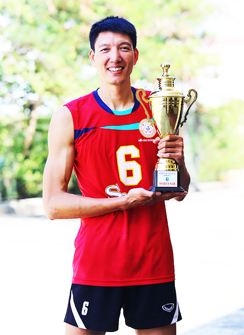 Ngo Van Kieu with 2017 National Volleyball Championship trophy 