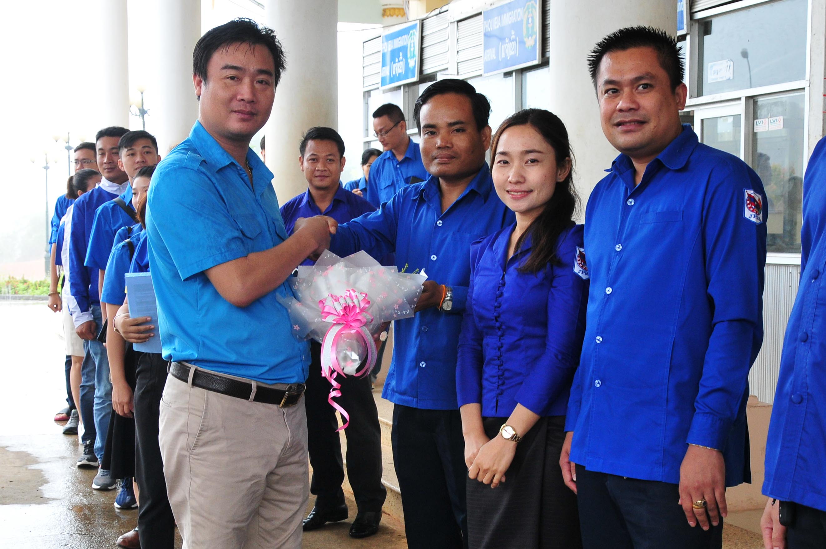 Attapeu Youth Union welcoming Khanh Hoa’s mission at Phu Cua Border Gate.