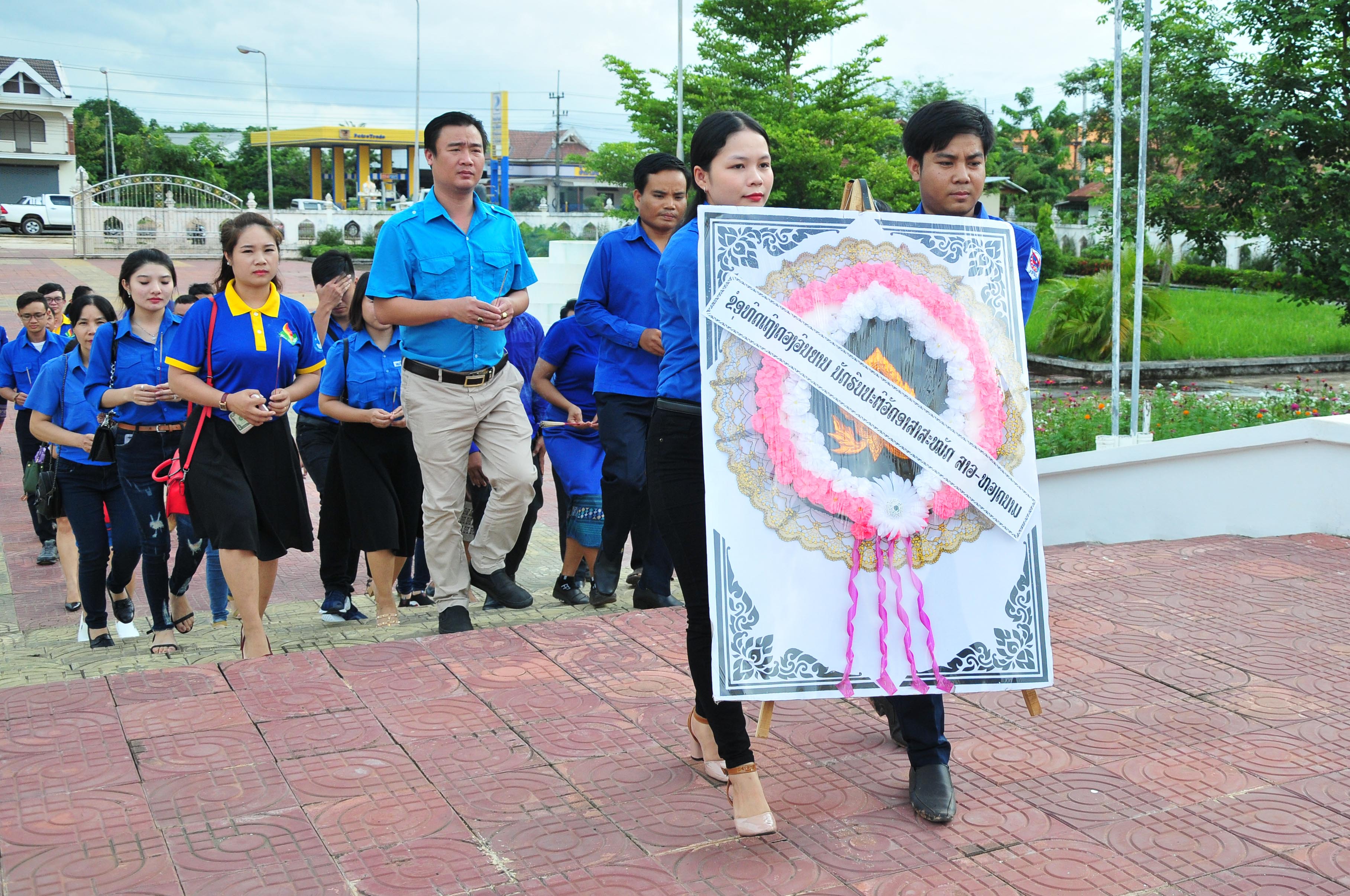 Two units pay tribute at Monument to Vietnamese and Laotian soldiers