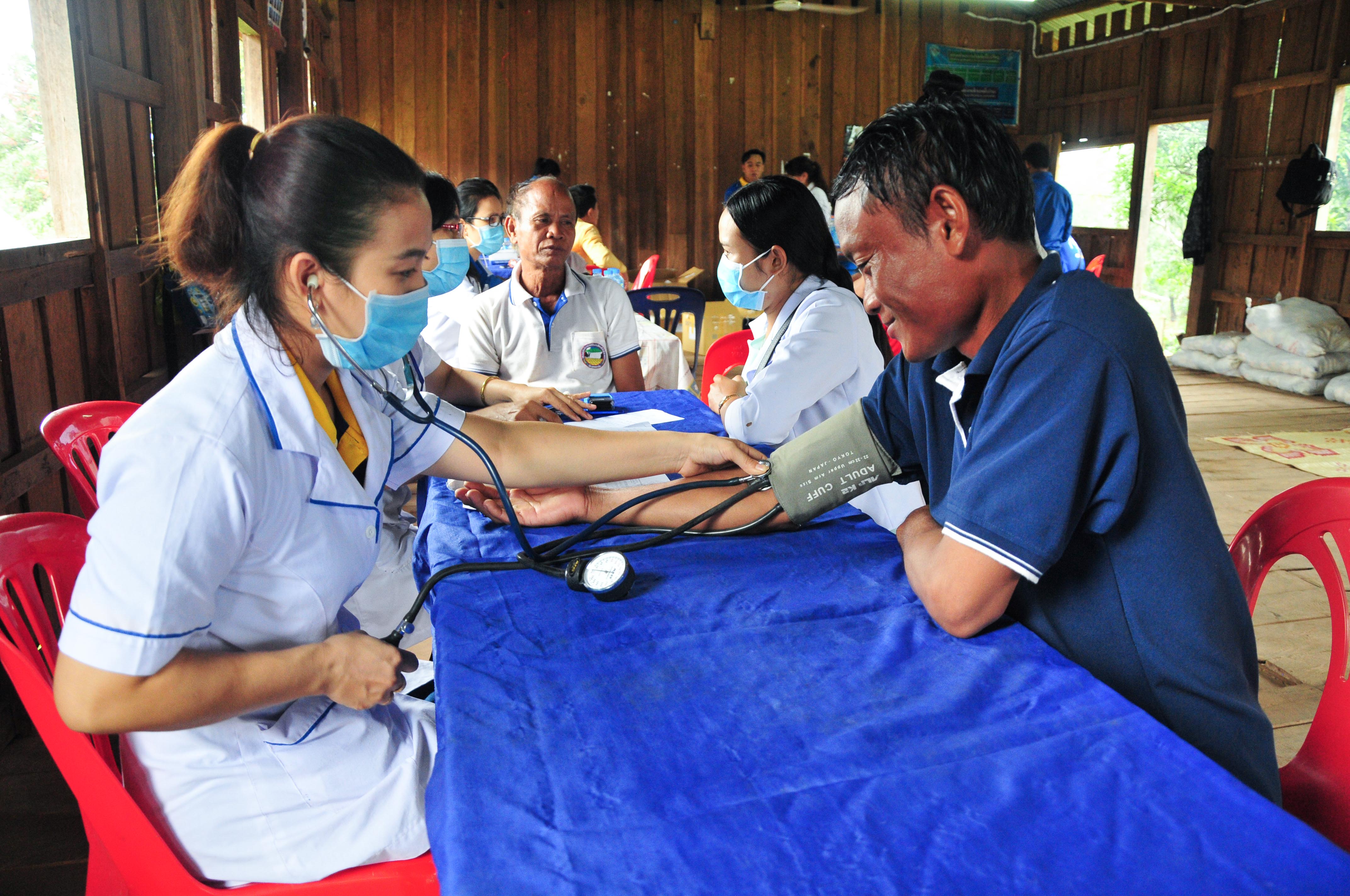 Examining people in Samakkixay District