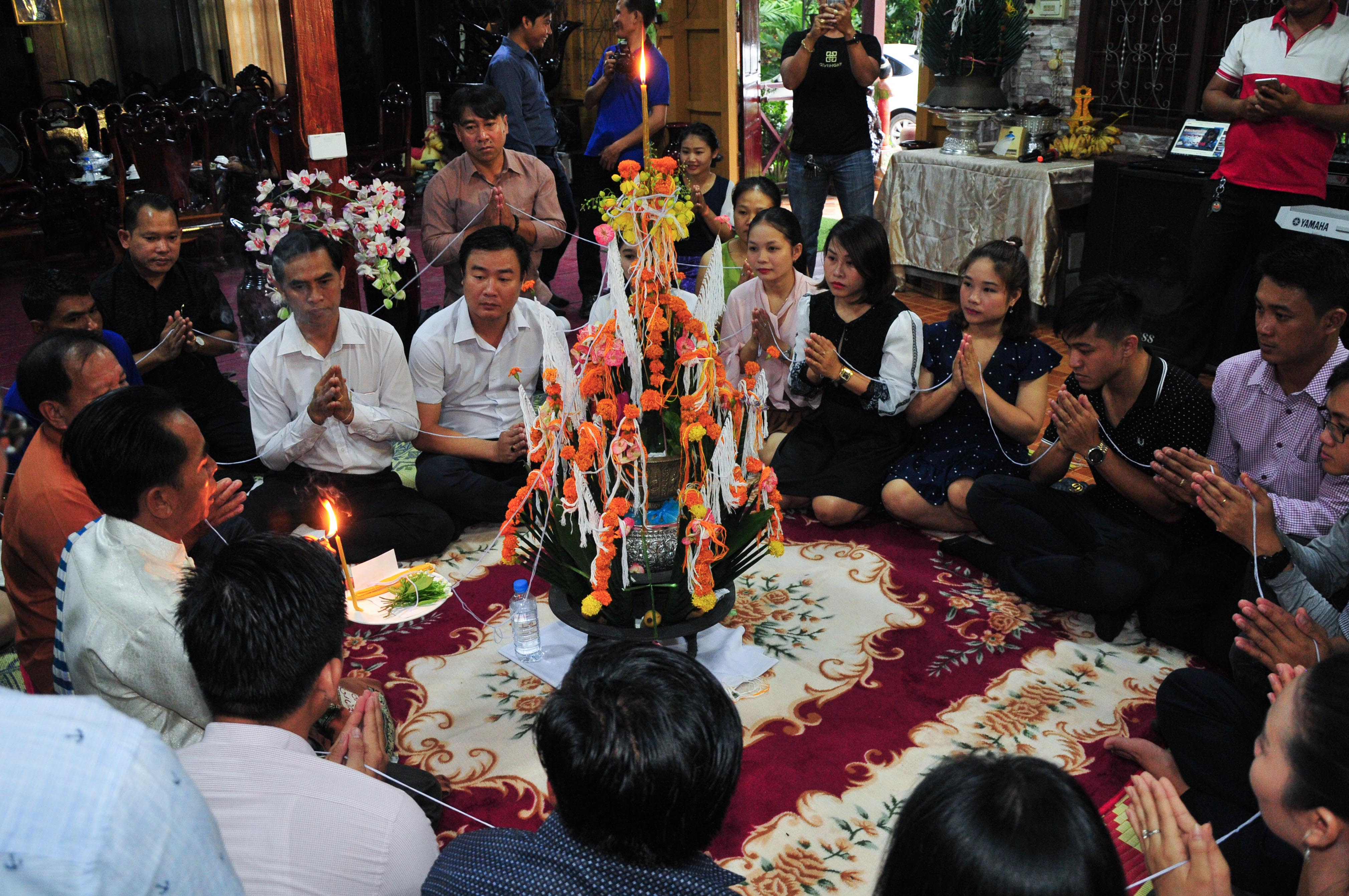 Thread-tying ceremony held by Attapeu Provincial Party Committee and Youth Union as a farewell to Khanh Hoa’s mission.