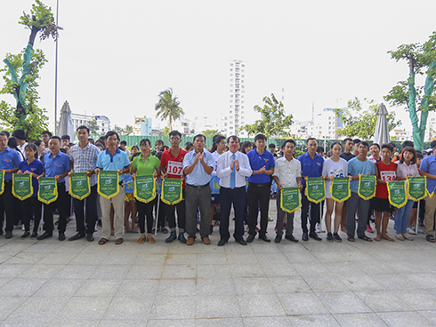 Organization Committee offering commemorative flags to teams