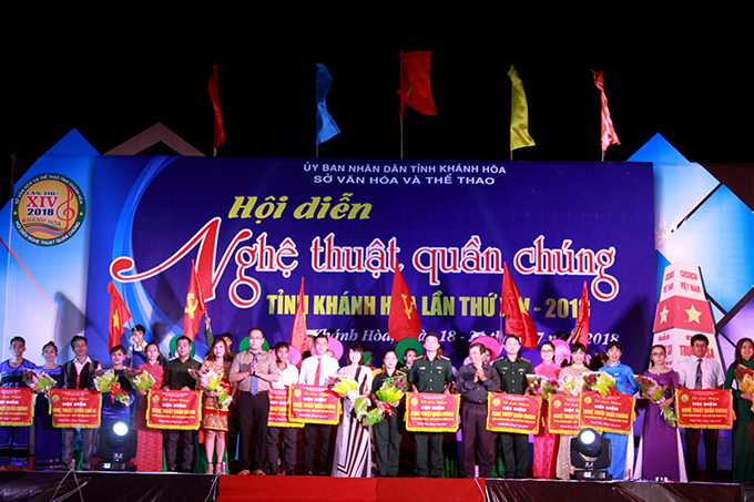 Organization Committee giving flowers and commemorative flags to art groups…