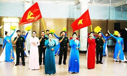 Non-professional artists of provincial Border Guard Headquarters practicing for public art festival