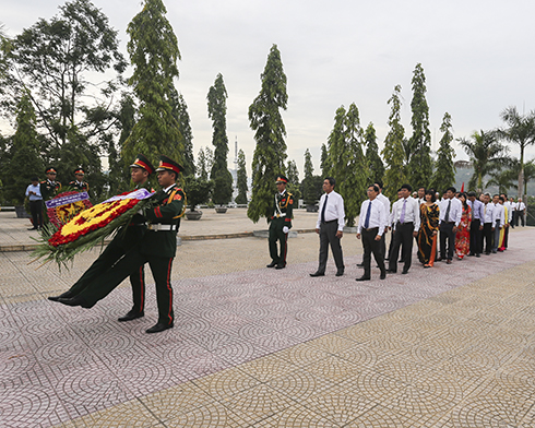 Khanh Hoa leaders lay wreath at Hon Dung Martyr Cemetery
