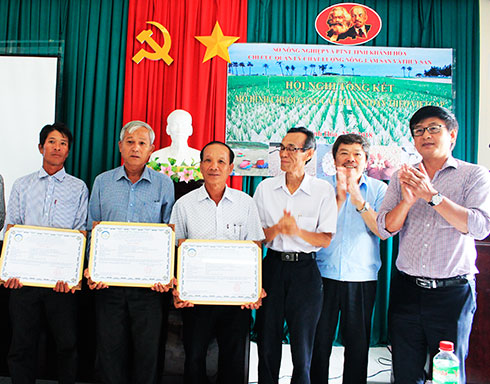 Representatives of garlic growing cooperatives receiving VietGAP certificate