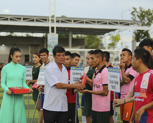 Organization committee offering commemorative flags to teams