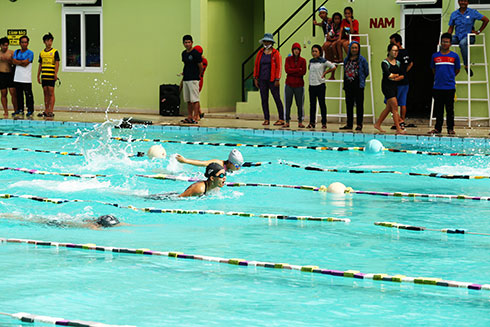 Nha Trang holds 2018 swimming tournament for teenagers and children
