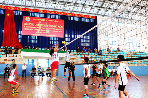 Khanh Hoa Border Guard and Phu Yen Border Guard playing opening match