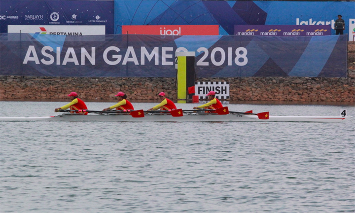 Vietnamese rowing athletes crossing finishing line (Photo: Xuan Binh)