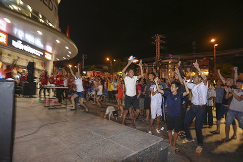 People in Nha Trang celebrate after Vietnam U-23 advances to semi-finals of ASIAD