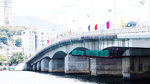 Tran Phu Bridge under repair