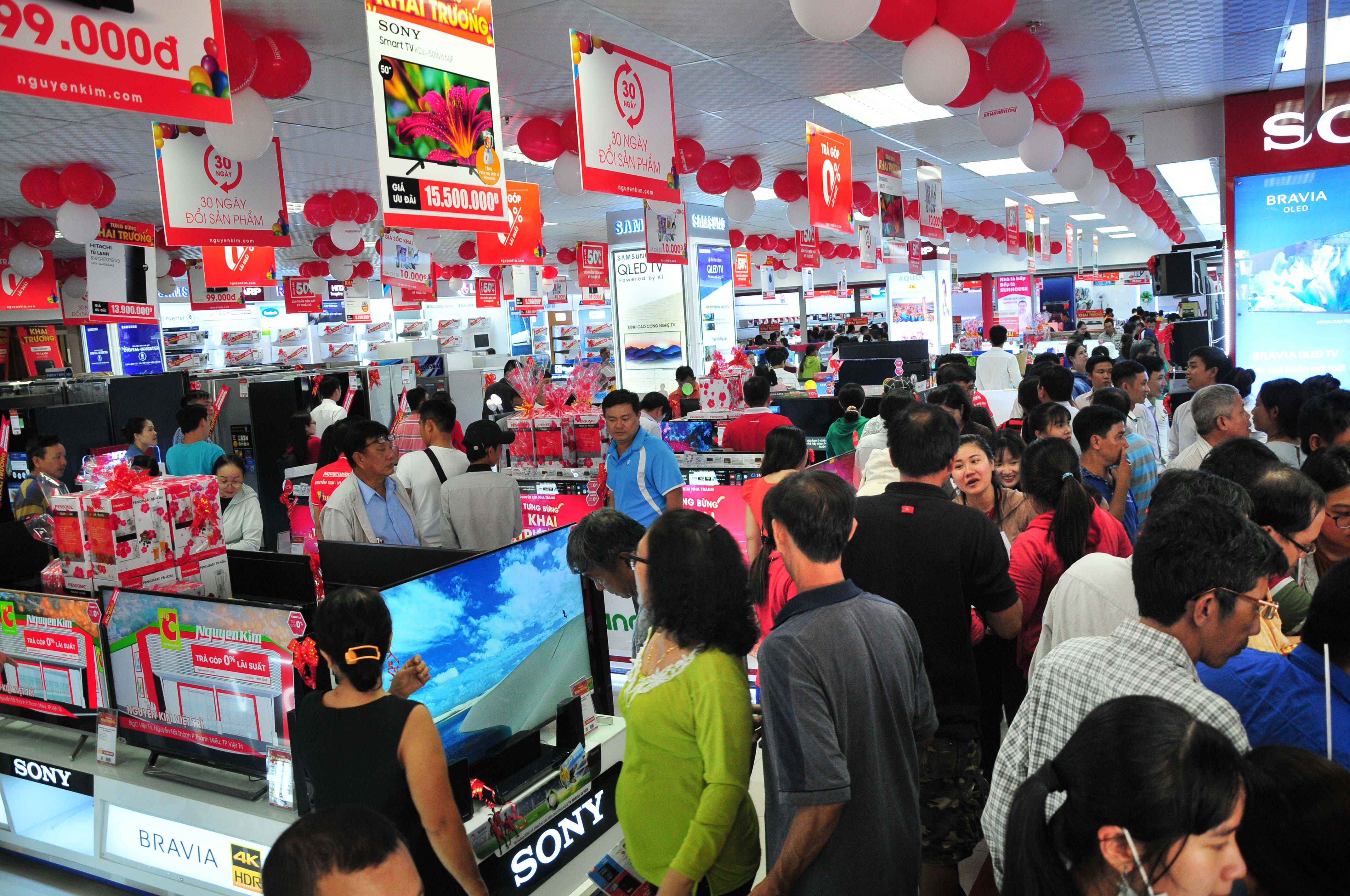 Nguyen Kim electronic center opens in Nha Trang