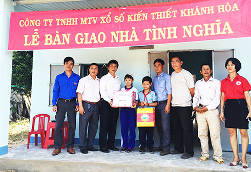 Khanh Hoa Lottery Company and Ninh Phung Commune offering gifts to three sister and brothers at house handover ceremony.