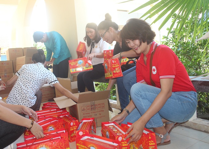 Preparing gifts for pupils of Khanh Hoa Jeju Primary School