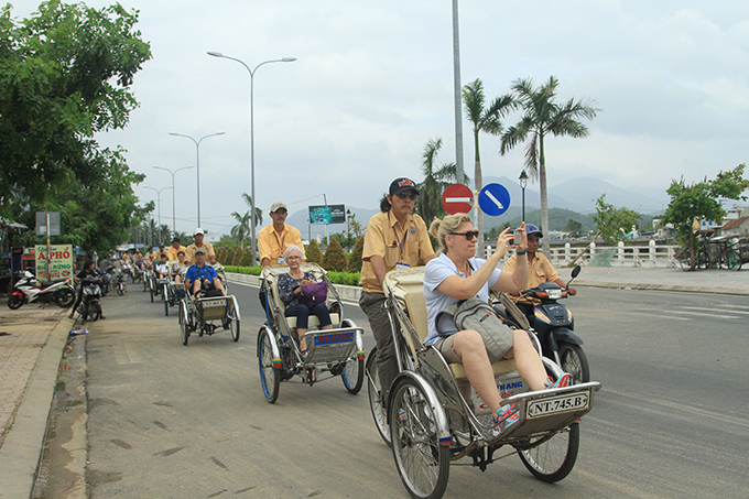 Etiquette training for over 600 taxi and pedicab drivers