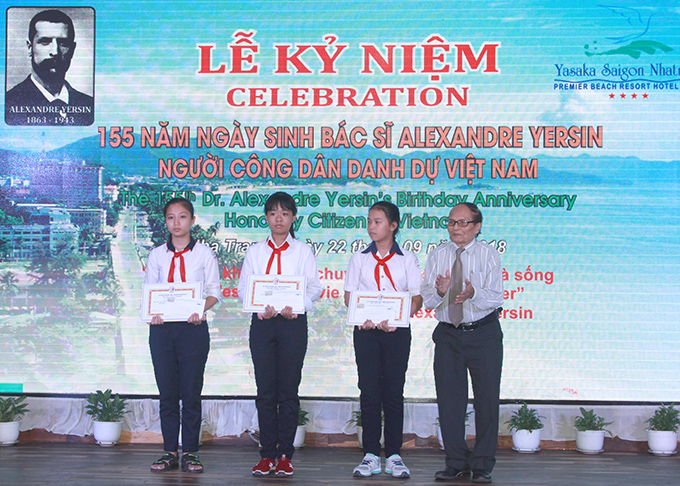 Representative of Khanh Hoa Association of Admirers of Dr. Alexandre Yersin offering Yersin awards to students