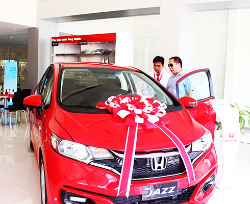 Buyer seeing an imported car at a showroom in Nha Trang