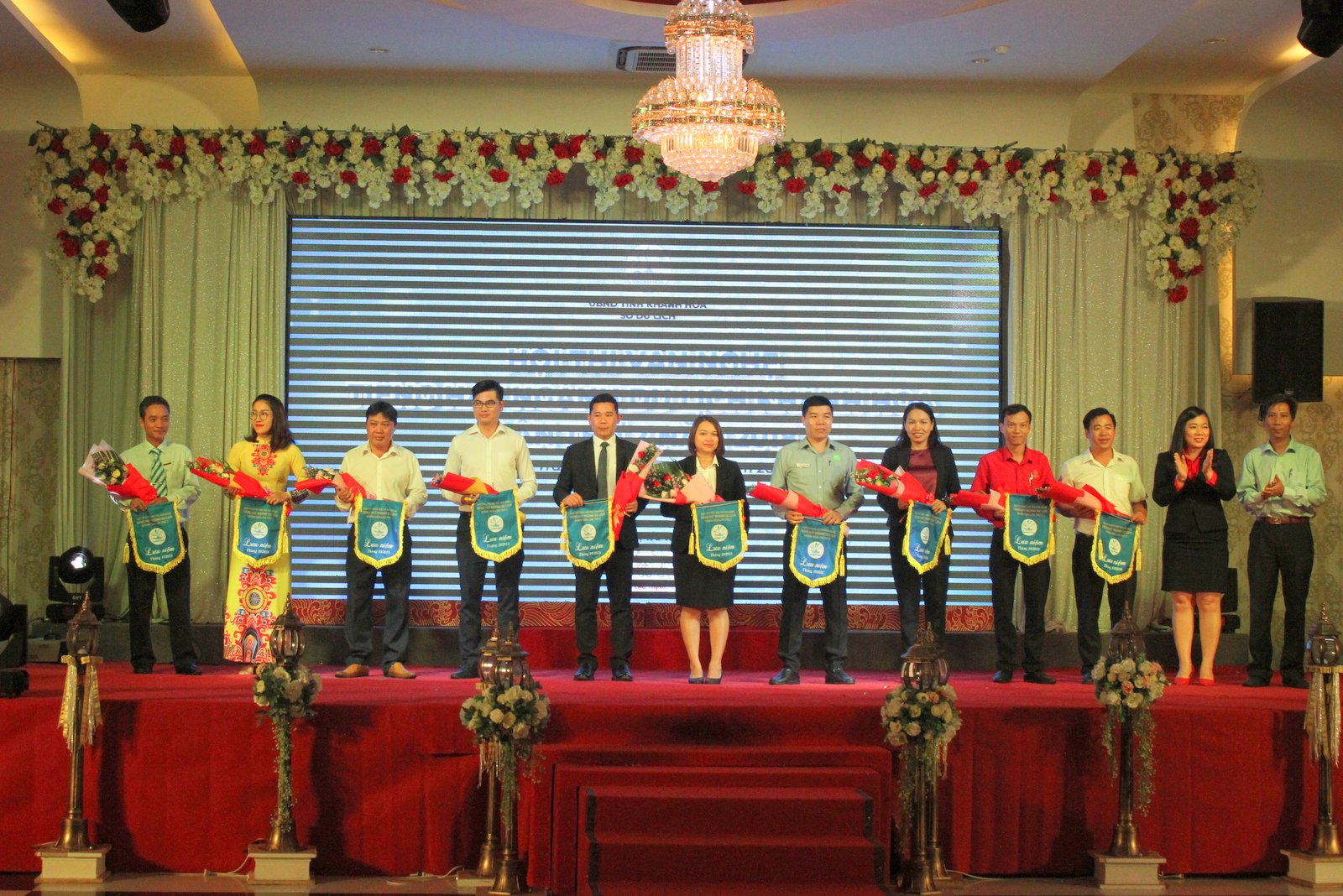 Leaders of Khanh Hoa Provincial Tourism Department offering flowers and commemorative flags to units