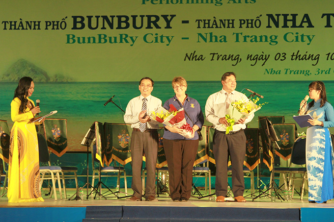 Music exchange between Australian Bunbury band and Nha Trang art troupe