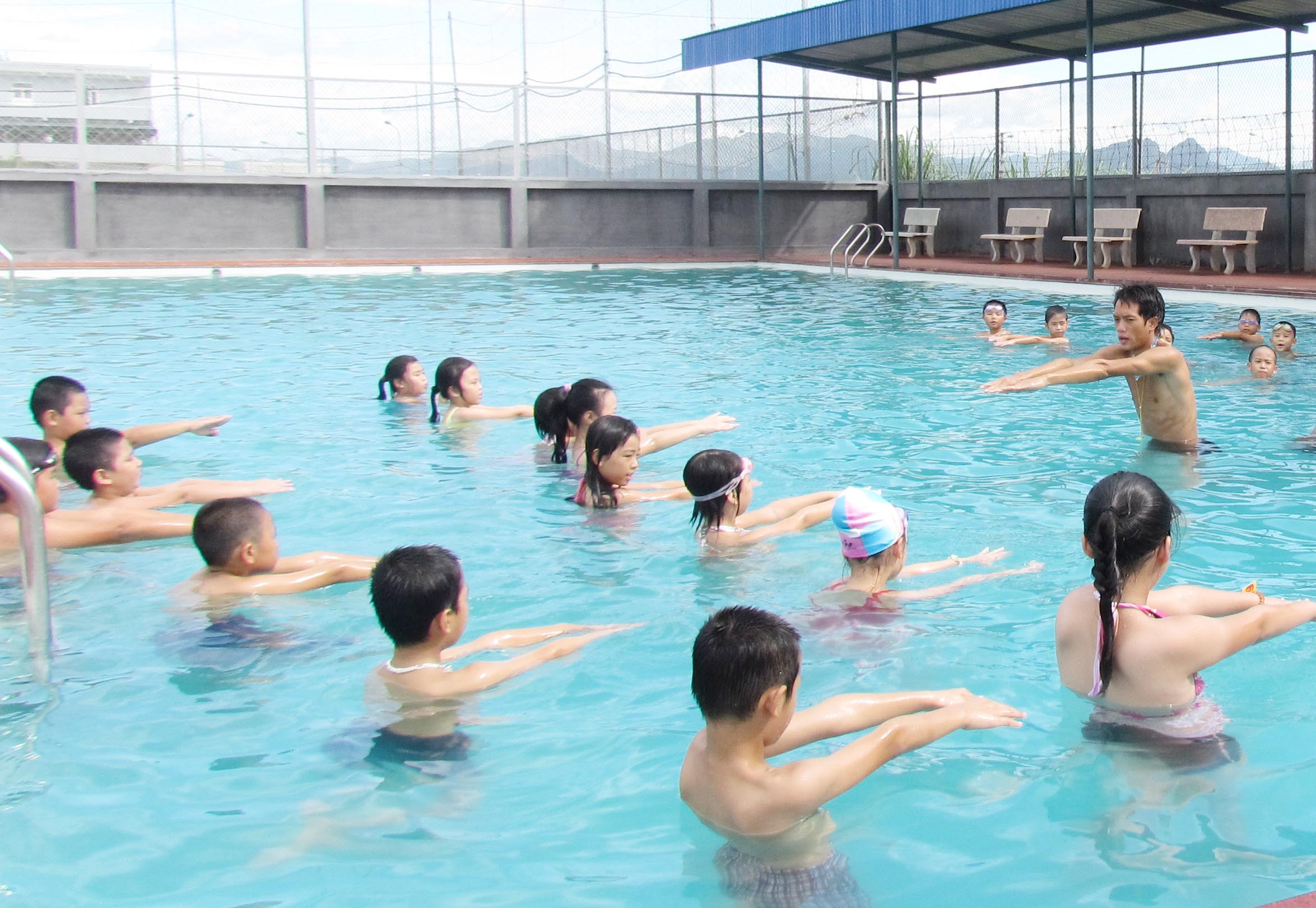 Completion of swimming course for primary school pupils