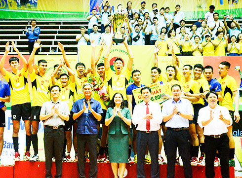 Sanest Khanh Hoa celebrating their victory at PV Dam Ca Mau Cup 2018