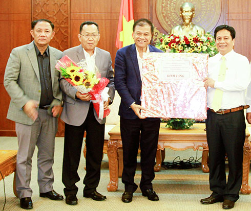 Lao Journalists' Association visits Khanh Hoa