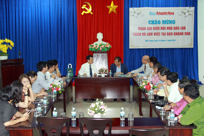 Lao Journalists' Association visits Khanh Hoa Newspaper