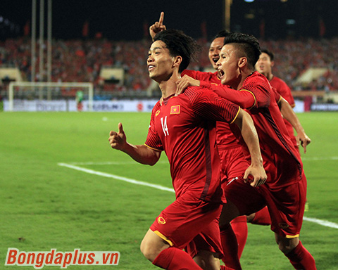 Cong Phuong (No. 14) scores Vietnam’s opener at 11th minute (Photo: Phan Tung)