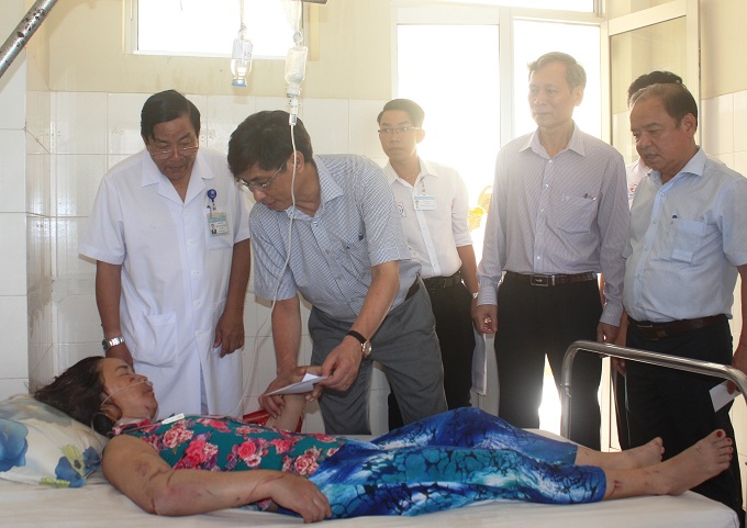 <span style= "text-align: justify; ">Le Duc Vinh visits the injured at </span><span style= "text-align: justify; ">Khanh Hoa General Hospital.</span>