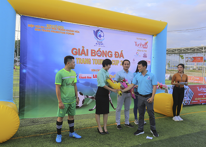 Organization board’s representative offering flowers to sponsors…