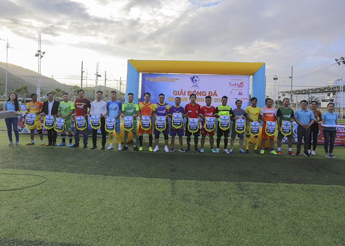 …and commemorative flags to teams