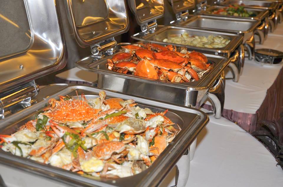 Guests can enjoy delicious seafood at Christmas party.