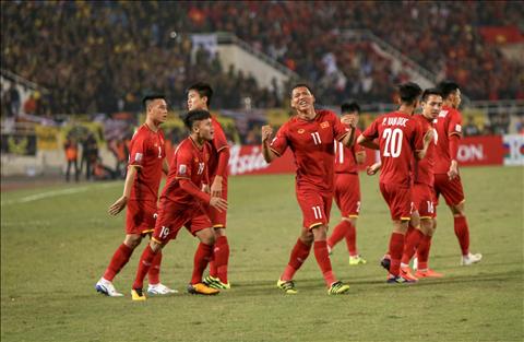 Anh Duc (No.11) scores winning goal for Vietnam