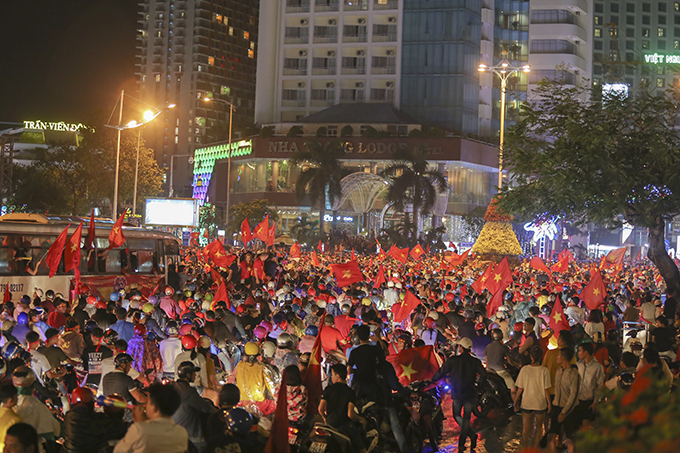 Fans pour into Nha Trang's streets to celebrate Vietnam's AFF Cup win