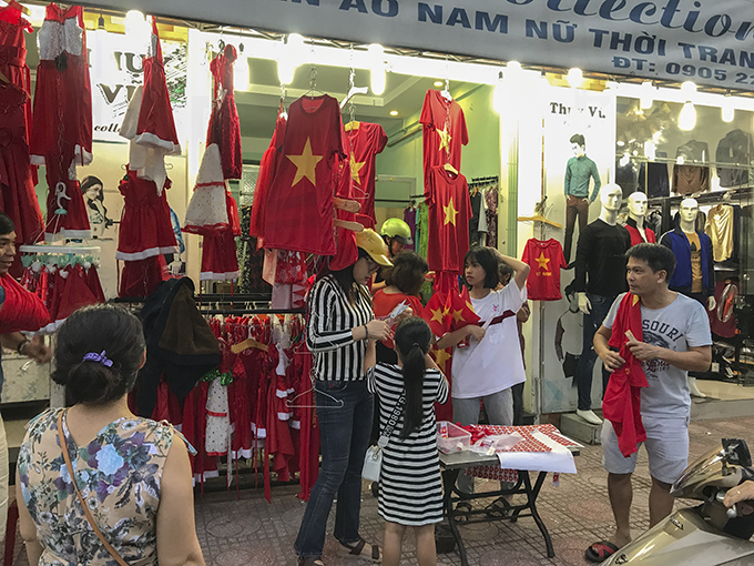 Many people buy cheering items on December 15 afternoon