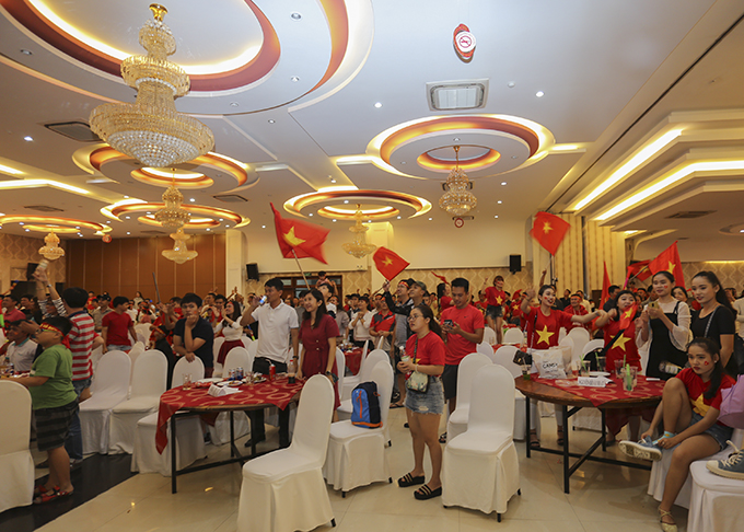 Thousands of people watching the final at Au Lac Thinh Restaurant